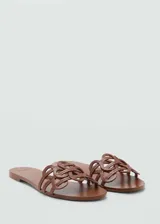 Sandalias planas de cuero marrón con diseño de tiras entrelazadas en la parte superior.