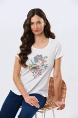 Remera beige de manga corta con cuello redondo, confeccionada en algodón con un diseño delantero que combina estampa floral y detalles bordados.