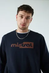 Buzo azul marino de felpa con logo estampado en el pecho, cuello redondo y puños.