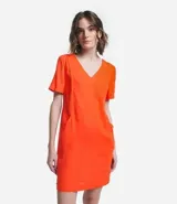 Vestido corto color naranja, de corte recto, con escote en pico y mangas cortas.