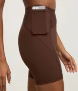 Bermuda deportiva ciclista de microfibra color marrón, con diseño ajustado al cuerpo y tiro alto.