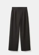 Pantalón de corte ancho y relajado, confeccionado en mezcla de viscosa, poliéster y elastano, de tiro medio y caída fluida.