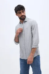 Camisa de manga larga de lino y algodón, color gris con diseño de rayas verticales blancas, cuello camisero y cierre frontal con botones.