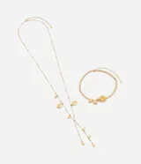 Conjunto de collar en capas de metal dorado, compuesto por una gargantilla rígida decorada con esferas y un dije central con forma de flor, y un collar largo de cadena fina con colgantes en forma de pétalos o hojas.