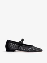 Zapatos Mary Jane de punta cuadrada confeccionados en rafia y cuero nobuck negro, con tira ajustable con hebilla en el empeine y taco plano bajo.