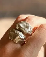 Anillo ancho de alpaca color plateado, con diseño irregular y textura rugosa. Pieza hecha a mano.