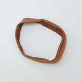 Cinta para el pelo color marrón.