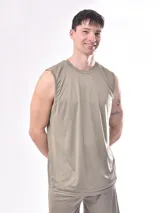 Musculosa deportiva negra de corte clásico.