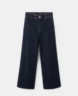 Pantalón de jean azul oscuro de corte recto y tiro alto, con costuras a la vista en color contrastante y ruedo desflecado.