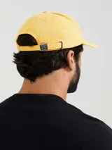 Gorro de gabardina color ladrillo, con visera curva y correa ajustable en la parte trasera.