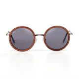 Lentes de sol redondos con marco de madera color marrón y lentes grises.