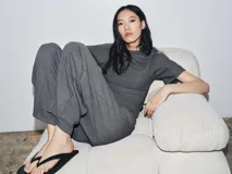Pantalón de tiro alto con pierna ancha y cintura elástica ajustable. Presenta un diseño de corte holgado con costuras verticales frontales que definen su silueta.