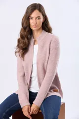 Campera tejida de abrigo color beige, con cierre frontal, cuello alto y bolsillos laterales.