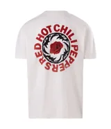 Remera de algodón blanca, de corte levemente suelto, con cuello redondo, mangas cortas y estampa en la espalda de Red Hot Chili Peppers con una rosa roja al centro.