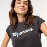 Camiseta corta de color negro con cuello redondo y mangas cortas. Presenta un estampado frontal con el personaje Stitch y el texto 626 Stitch en estilo futurista.