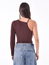 Remera de manga larga color azul con diseño asimétrico, un hombro descubierto y corte ajustado.