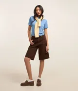 Blusa básica de cuello redondo y manga corta con detalle de dobladillo, confeccionada en tejido de viscosa con elastano.