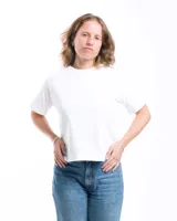 Remera blanca de algodón orgánico de 290 gsm, con cuello redondo y corte cuadrado.