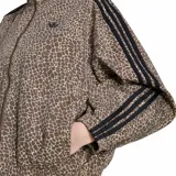 Campera deportiva Adidas modelo Firebird con cierre frontal, cuello alto y diseño estampado tipo animal print de jirafa en tonos marrones. Presenta las icónicas tres tiras de la marca en color negro a lo largo de las mangas y el logo del trébol bordado en el pecho.
