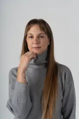 Sweater gris de tejido de punto, con cuello alto y mangas largas.
