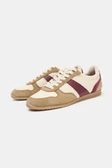 Championes de estilo running con diseño de paneles combinados en cuero y serraje. Presenta una base en tono crema con detalles en color bordó y refuerzos en gamuza color tostado. Cuenta con cierre mediante cordones y punta redonda.