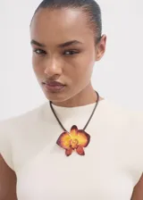 Vestido corto de punto fino, con diseño evasé, cuello perkins y sin mangas. Presenta un cierre de botón en la parte posterior.