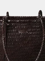 Bolso tipo shopper elaborado en cuero trenzado de color marrón, con asas de hombro trenzadas y bolsillo interior con cremallera.
