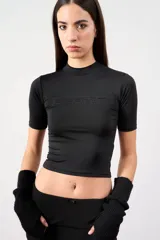 Remera corta negra con cuello alto y mangas cortas.