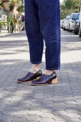 Zapatos de cuero marrón oscuro, con taco bloque de madera de 4.5 cm, diseño de corte lateral y puntera redonda.