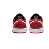 Championes Nike Air Jordan 1 Low, modelo clásico de corte bajo en color blanco y rojo, confeccionados en cuero sintético, con el icónico logo de las alas en el talón y el swoosh lateral en contraste.