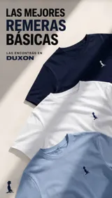 Remera básica de corte clásico color blanco, con cuello redondo, manga corta y pequeño bordado negro en el pecho.