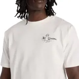 Remera de algodón color blanco con cuello redondo y mangas cortas. Presenta un pequeño diseño gráfico artístico estampado en el lado izquierdo del pecho.