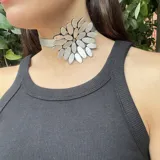 Gargantilla choker de cuero plateado con forma de flor.