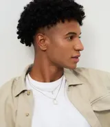 Kit de dos collares masculinos con cadena fina metálica y colgantes geométricos. Diseño minimalista en tono plateado.