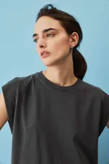 Remera sin mangas bordó con hombreras marcadas y cuello redondo.