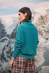 Buzo de punto con cuello polera, diseño de ochos y rombos, con efecto lavado y acabado desgastado.