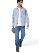 Camisa de denim celeste de manga larga, confeccionada en 100% algodón, con bolsillos frontales con solapa, canesú de estilo western y botones metálicos a presión.