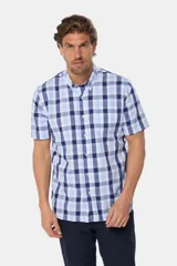 Camisa de hombre a cuadros en tonos azul, blanco y rosa, de manga corta y corte clásico. Confeccionada en algodón y con botones personalizados.
