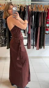 Falda midi color marrón, de tiro alto y confeccionada en lycra elastizada, con tajo frontal pronunciado.