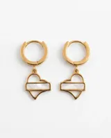 Caravanas tipo argolla con dije colgante en forma de corazón calado con incrustación de nácar, realizadas en acero dorado.