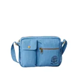 Bolso bandolera Rip Curl Cruisin Utility de tela denim celeste con correa larga regulable. Tiene un bolsillo frontal con botón a presión, un bolsillo frontal con cierre y logo de la marca bordado.