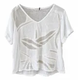 Blusa blanca de lino con escote en V, mangas cortas con vuelta y estampado abstracto en tonos beige.