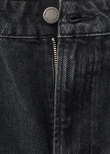 Jeans de tiro alto y diseño recto, confeccionados en tejido de algodón estilo vaquero. Presentan cierre delantero de cremallera y botón, trabillas para cinturón y cinco bolsillos.
