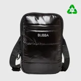 Cartera tipo crossbag de la marca Bubba, confeccionada en material reciclado rPET. Presenta un diseño acolchado en color turquesa, con dos compartimentos con cierre y correa ajustable y removible.