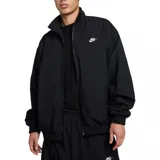 Campera Nike Club Woven Oversized de color negro, con cierre frontal completo, cuello alto y bolsillos laterales. Presenta el logotipo de la marca bordado en blanco en el pecho.