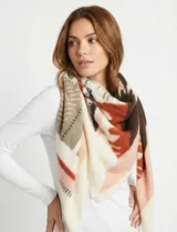 Pashmina cuadrada de gran tamaño con estampado geométrico en tonos tierra, verde, rosa y crema. Presenta bordes con acabado desflecado.