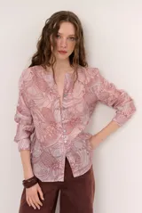 Camisa de manga larga con estampado floreado y abotonadura frontal.