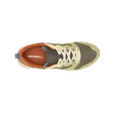 Championes Merrell modelo Alpine 83, con diseño retro en tonos verde oliva, beige y naranja. Confeccionados en una combinación de gamuza y tela, cuentan con entresuela de espuma EVA para mayor estabilidad y suela de goma resistente.