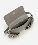 Cartera modelo baguette de tamaño pequeño, con formato estructurado, tapa delantera y detalles de hebillas decorativas. Cuenta con asa para hombro e interior forrado con compartimento.