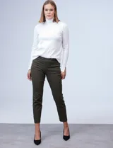 Pantalón blanco de gabardina elastizada, corte recto, con pretina ancha y faja interna modeladora.